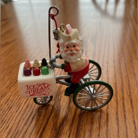 Bundle of 10 vintage Hallmark Keepsake Santa ornaments. - Picture 8 of 11